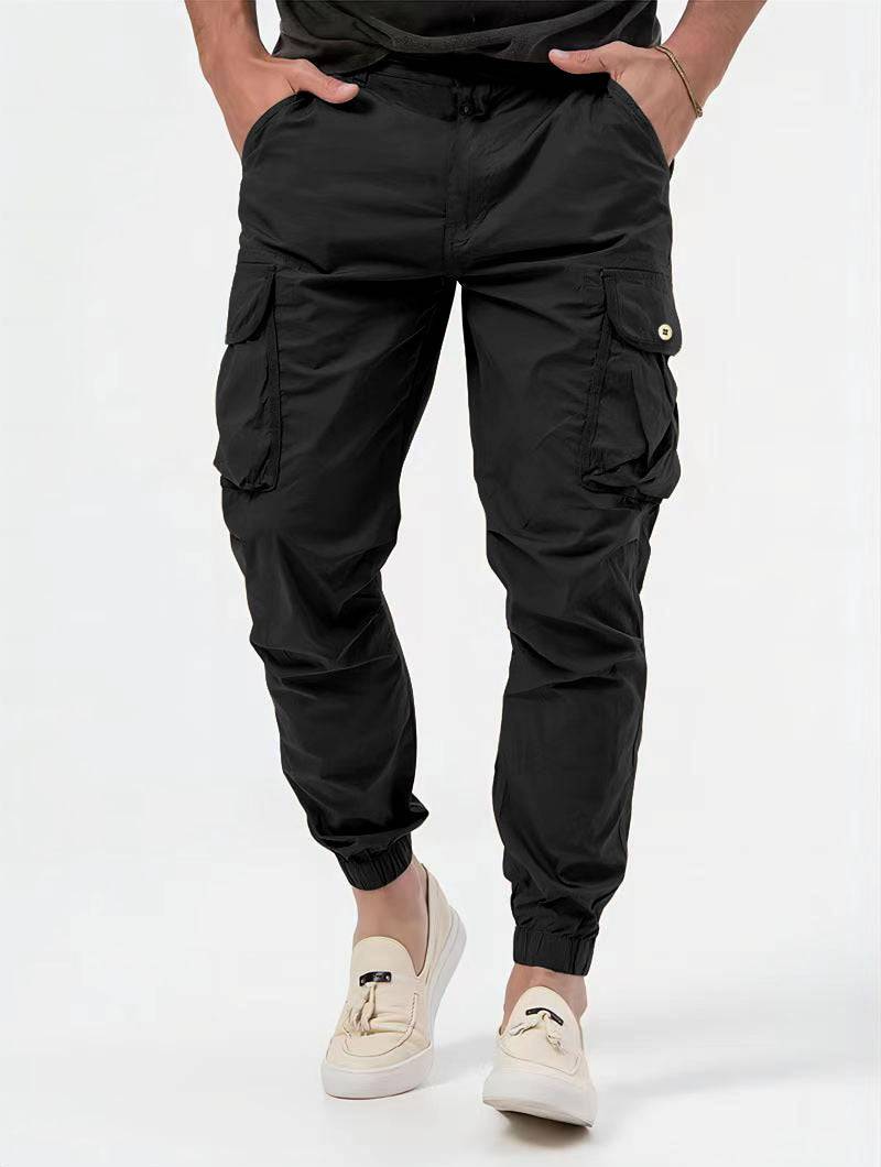 Men's cargo trousers with 3D pockets in solid color, combining style and functionality.