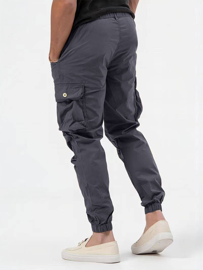 Men's cargo trousers with 3D pockets in solid color, shown in casual wear.