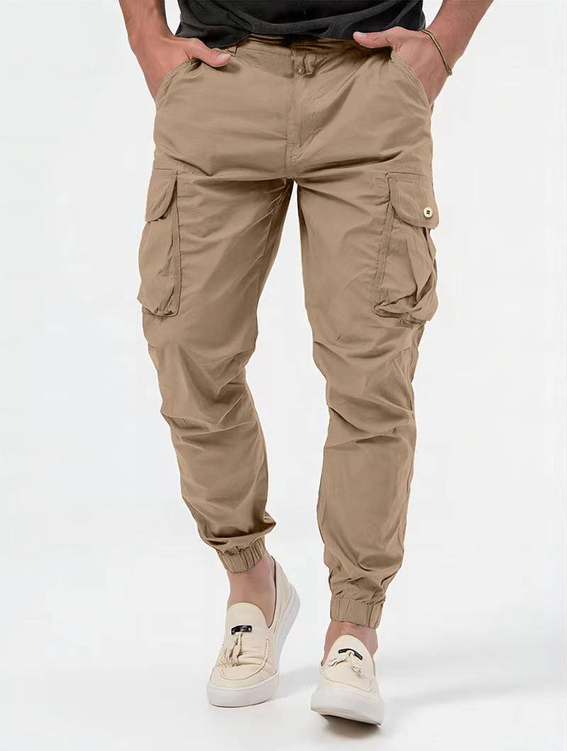 Men's stylish cargo trousers with 3D pockets in solid color.